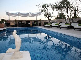 Okrug Gornji Luxurious Escape Villa With Pool