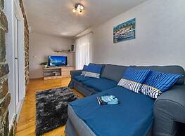 Elegant Stone House With Jacuzzi, Terrace, and Private Yard in Solta