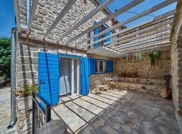 Elegant Stone House With Jacuzzi, Terrace, and Private Yard in Solta