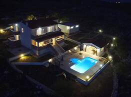Peaceful Escape With Mountain Views, Heated Pool and Modern Amenities 