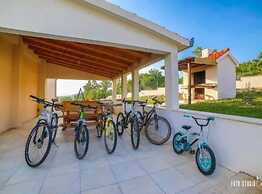 Peaceful Escape With Mountain Views, Heated Pool and Modern Amenities 
