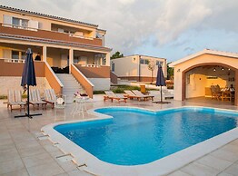 Peaceful Escape With Mountain Views, Heated Pool and Modern Amenities 