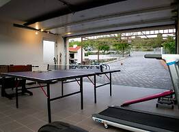 Peaceful Escape With Mountain Views, Heated Pool and Modern Amenities 