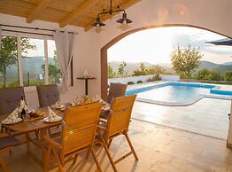 Peaceful Escape With Mountain Views, Heated Pool and Modern Amenities 