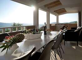 Peaceful Escape With Mountain Views, Heated Pool and Modern Amenities