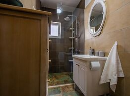 Charming and Tranquil Kastel Gomilica Apartment With Balcony and Patio