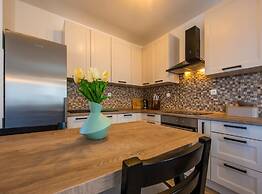 Charming and Tranquil Kastel Gomilica Apartment With Balcony and Patio