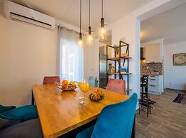 Charming and Tranquil Kastel Gomilica Apartment With Balcony and Patio