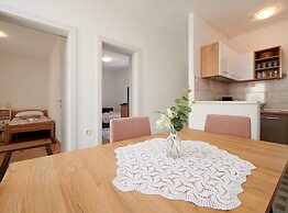 Cozy Downtown Trogir Apartment With Balcony