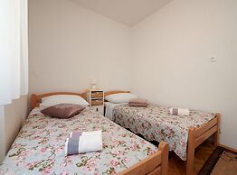 Cozy Downtown Trogir Apartment With Balcony