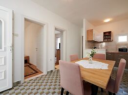 Cozy Downtown Trogir Apartment With Balcony