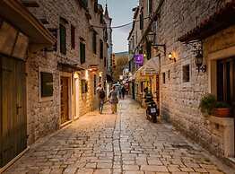 Cozy Downtown Trogir Apartment With Balcony