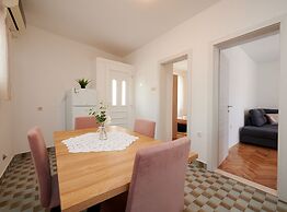 Cozy Downtown Trogir Apartment With Balcony