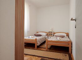 Cozy Downtown Trogir Apartment With Balcony