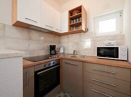 Cozy Downtown Trogir Apartment With Balcony