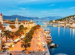 Cozy Downtown Trogir Apartment With Balcony