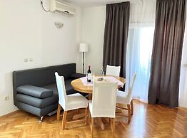 Bright and Cozy Apartment With Balcony in Kastel Luksic