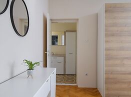 Modern Apartment Near Trogir Beach With Sea View Terrace and Lounge Ar