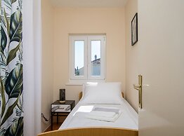 Modern Apartment Near Trogir Beach With Sea View Terrace and Lounge Ar