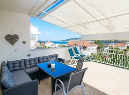 Modern Apartment Near Trogir Beach With Sea View Terrace and Lounge Ar