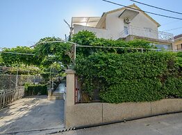 Modern Apartment Near Trogir Beach With Sea View Terrace and Lounge Ar