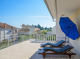 Modern Apartment Near Trogir Beach With Sea View Terrace and Lounge Ar