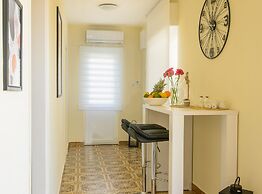 Modern Apartment Near Trogir Beach With Sea View Terrace and Lounge Ar