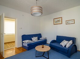 Modern Apartment Near Trogir Beach With Sea View Terrace and Lounge Ar