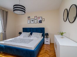 Modern Apartment Near Trogir Beach With Sea View Terrace and Lounge Ar