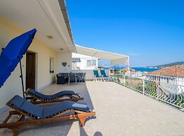 Modern Apartment Near Trogir Beach With Sea View Terrace and Lounge Ar