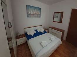 Spacious Apartment Steps From the Beach, With Private Terrace and Gril