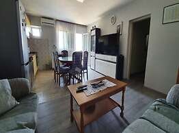 Spacious Apartment Steps From the Beach, With Private Terrace and Gril