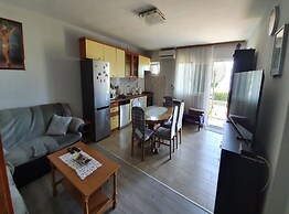 Spacious Apartment Steps From the Beach, With Private Terrace and Gril