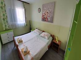 Spacious Apartment Steps From the Beach, With Private Terrace and Gril