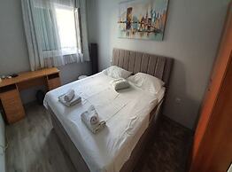 Spacious Apartment Steps From the Beach, With Private Terrace and Gril