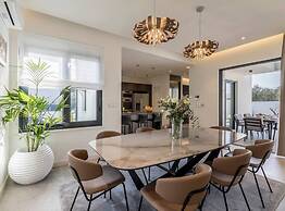Sophisticated Oasis Residence Villa With Pool