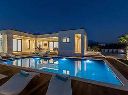 Sophisticated Oasis Residence Villa With Pool