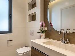 Sophisticated Oasis Residence Villa With Pool