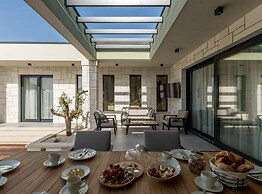 Sophisticated Oasis Residence Villa With Pool