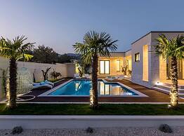 Sophisticated Oasis Residence Villa With Pool