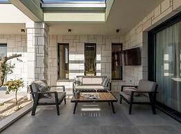 Sophisticated Oasis Residence Villa With Pool