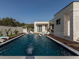Sophisticated Oasis Residence Villa With Pool