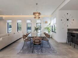 Sophisticated Oasis Residence Villa With Pool