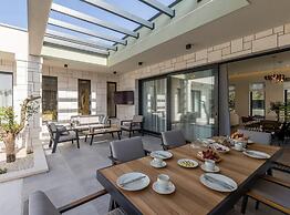 Sophisticated Oasis Residence Villa With Pool