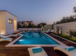 Sophisticated Oasis Residence Villa With Pool