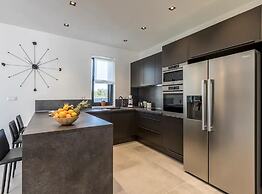 Sophisticated Oasis Residence Villa With Pool