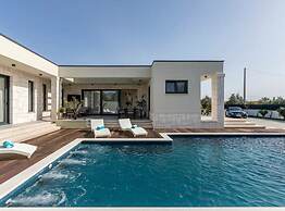 Sophisticated Oasis Residence Villa With Pool