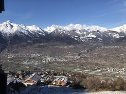 Charming Apartment With Hill View