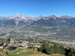 Charming Apartment With Hill View