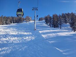 Charming Apartment With Hill View